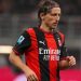 لوكا مودريتش لاعب ميلان بقميصه الأحمر والأسود خلال مباراة