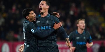 لاعبو نابولي يحتفلون معًا بقمصانهم الداكنة بعد هدف
