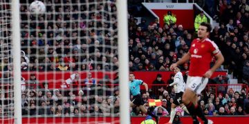 لاعب مانشستر يونايتد في مباراة على ملعب أولد ترافورد