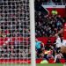 لاعب مانشستر يونايتد في مباراة على ملعب أولد ترافورد