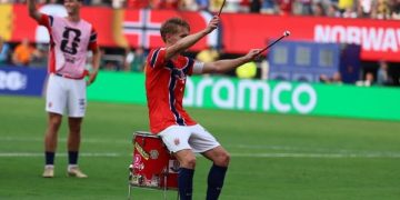 لاعب منتخب النرويج مع طبلة التشجيع