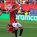 لاعب منتخب النرويج مع طبلة التشجيع
