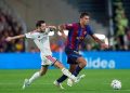 صراع على الكرة بين لاعب من برشلونة وآخر من ريال مدريد في الكلاسيكو