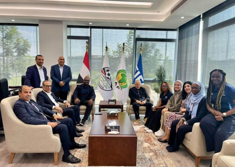 أبو ريدة يستقبل وفد فيفا لمناقشة مشروعات فيفا للأمام والحوكمة المالية