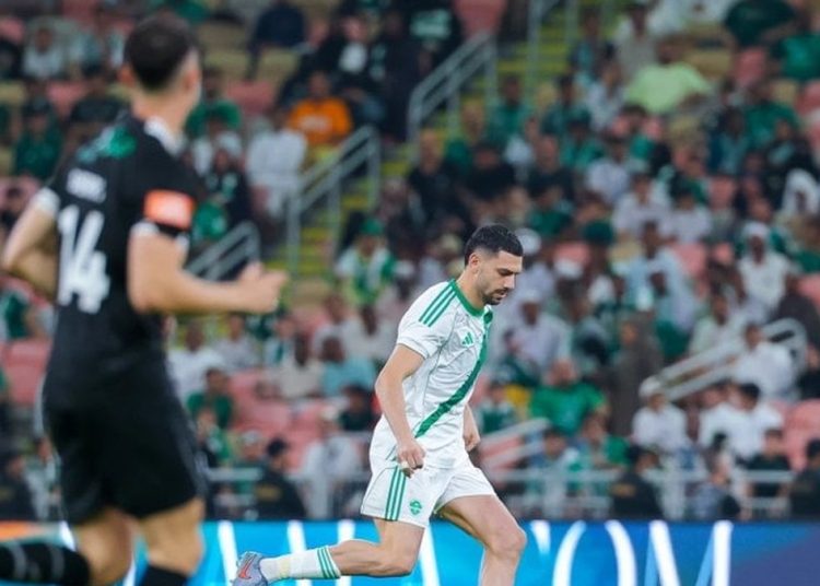 لاعب الشباب أمام لاعب الأهلي السعودي