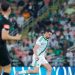 لاعب الشباب أمام لاعب الأهلي السعودي