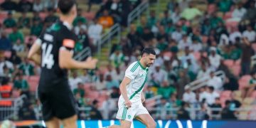 لاعب الأهلي السعودي أمام لاعب الشباب