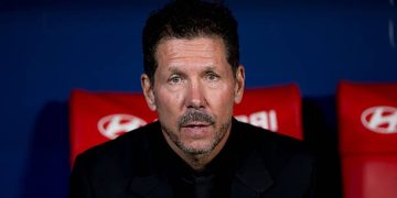 سيميوني يشيد باعتذار ألفاريز لجماهير أتلتيكو مدريد بعد أزمة برشلونة