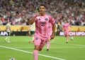 لويس سواريز لاعب إنتر ميامي بقميصه الوردي يحتفل بهدف خلال مباراة
