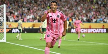 لويس سواريز لاعب إنتر ميامي بقميصه الوردي يحتفل بهدف خلال مباراة