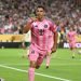 لويس سواريز لاعب إنتر ميامي بقميصه الوردي يحتفل بهدف خلال مباراة