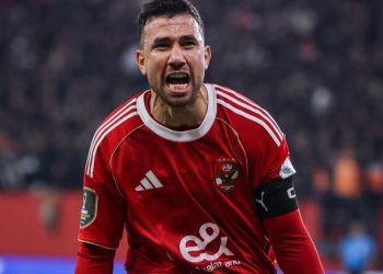 محمود حسن تريزيجيه بقميص الأهلي الأحمر