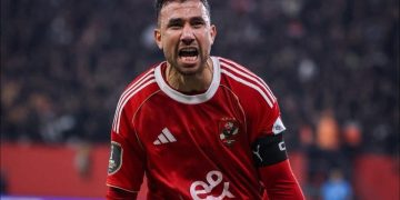 محمود حسن تريزيجيه بقميص الأهلي الأحمر
