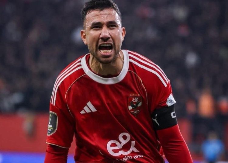 محمود حسن تريزيجيه بقميص الأهلي الأحمر