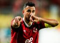 محمود حسن تريزيجيه بقميصه الأحمر في الملعب