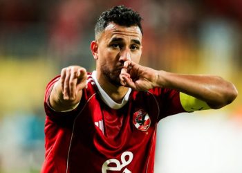 محمود حسن تريزيجيه بقميصه الأحمر في الملعب