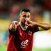 محمود حسن تريزيجيه بقميصه الأحمر في الملعب