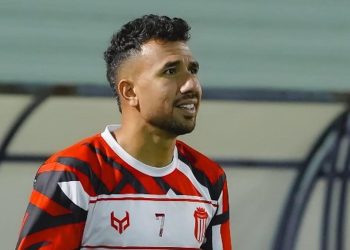 محمود حسن تريزيجيه بقميص الرياض السعودي خلال مباراة