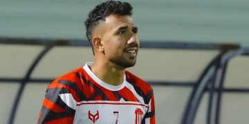 محمود حسن تريزيجيه بقميص الرياض السعودي خلال مباراة