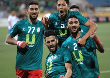 لاعبو الوحدات يحتفلون بعد الفوز في الدوري الأردني