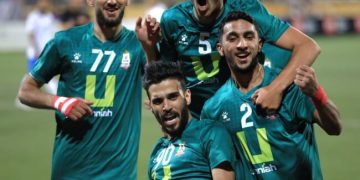 لاعبو الوحدات يحتفلون بعد الفوز في الدوري الأردني