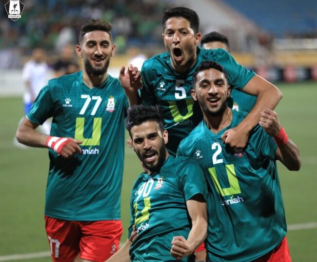 لاعبو الوحدات يحتفلون بعد الفوز في الدوري الأردني