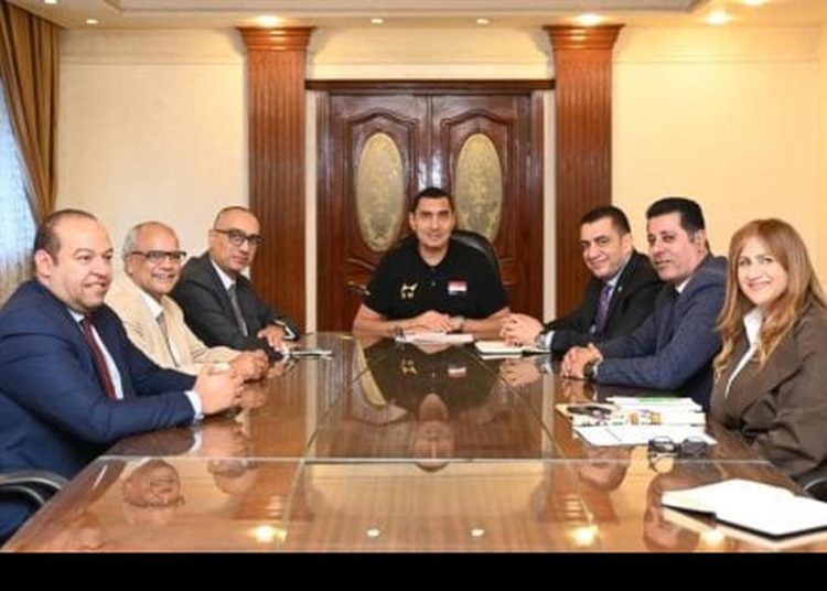 جوهر نبيل وزير الشباب والرياضة خلال لقائه مدير إدارة الشباب والرياضة بجامعة الدول العربية