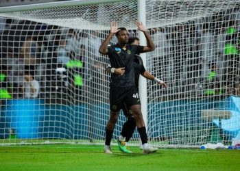 لاعبا الشباب يحتفلان بهدف في مرمى الأهلي بدوري روشن