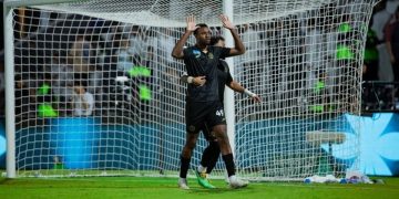 لاعبا الشباب يحتفلان بهدف في مرمى الأهلي بدوري روشن