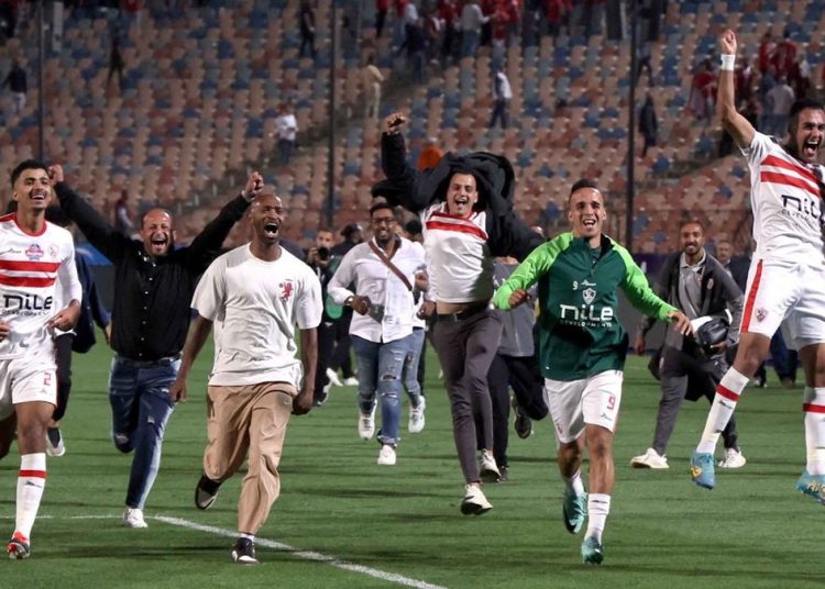 لاعبو الزمالك يحتفلون مع الجماهير